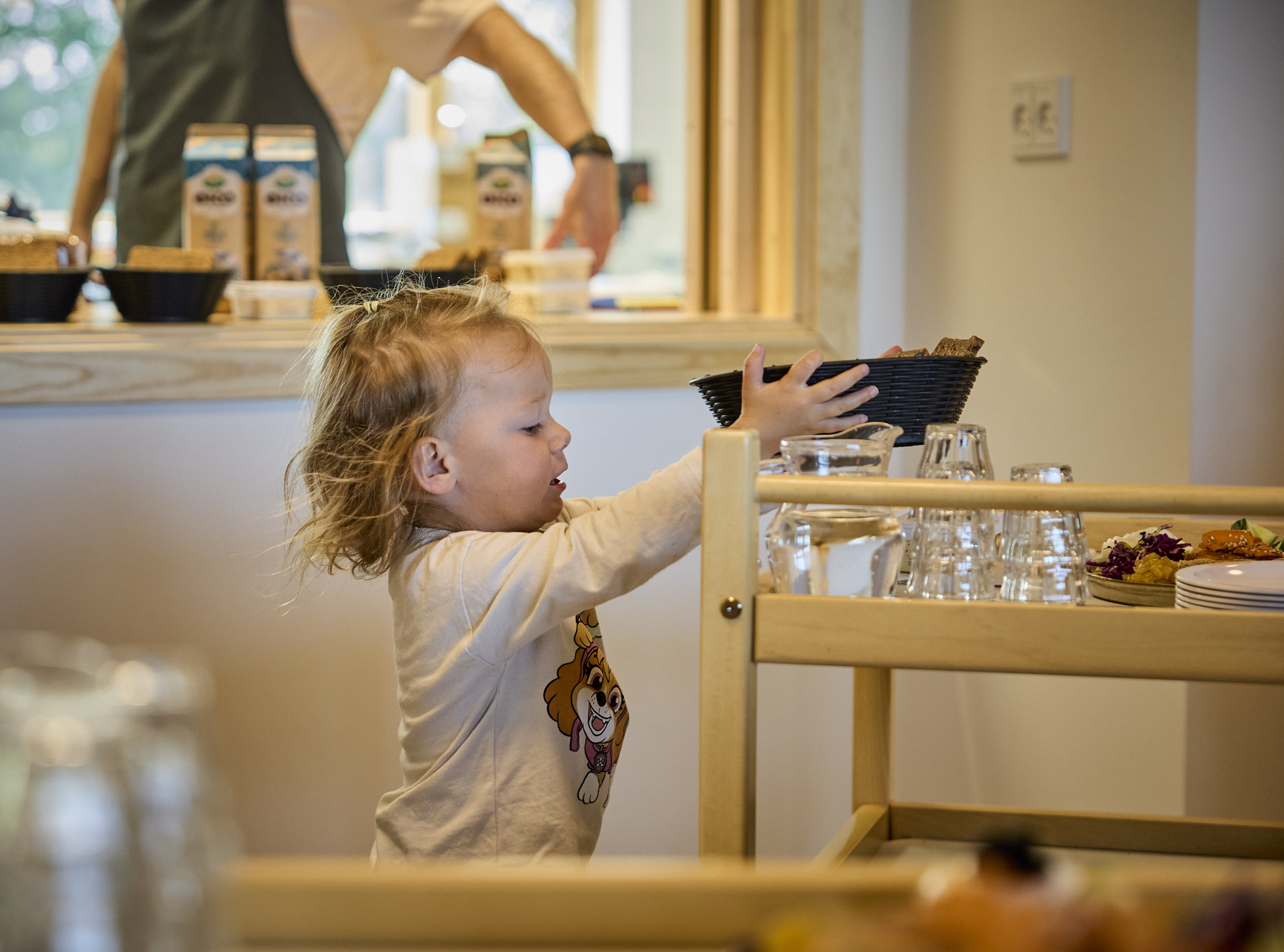 Barn hjælper med at dække bord i Børnehuset Dronningborg